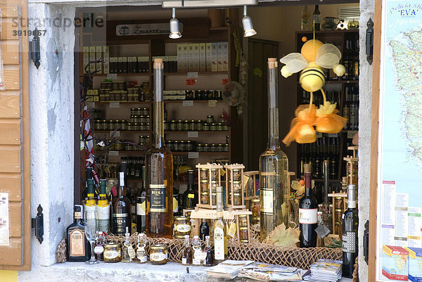 Schaufenster mit Wein und Olivenöl  Bergdorf Motovun  Mirna-Tal  Istrien  Kroatien  Europa