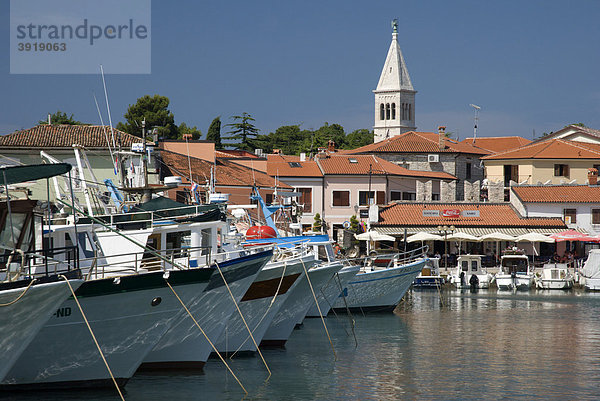 Hafen und Ortsansicht  Novigrad  Istrien  Kroatien  Europa