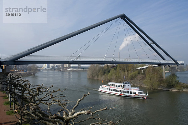 Fußgängerbrücke und Fahrgastschiff am Rhein  Medienhafen  Landeshauptstadt Düsseldorf  Nordrhein-Westfalen  Deutschland  Europa