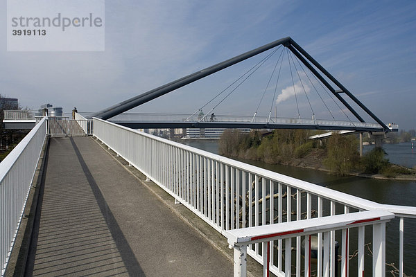 Fußgängerbrücke über dem Rhein  Medienhafen  Landeshauptstadt Düsseldorf  Nordrhein-Westfalen  Deutschland  Europa