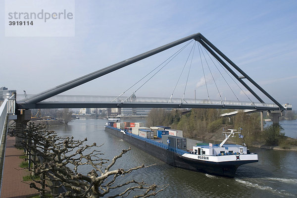 Fußgängerbrücke und Frachtschiff am Rhein  Medienhafen  Landeshauptstadt Düsseldorf  Nordrhein-Westfalen  Deutschland  Europa