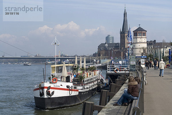 Restaurantschiff an der Rheinuferpromenade  Landeshauptstadt Düsseldorf  Nordrhein-Westfalen  Deutschland  Europa