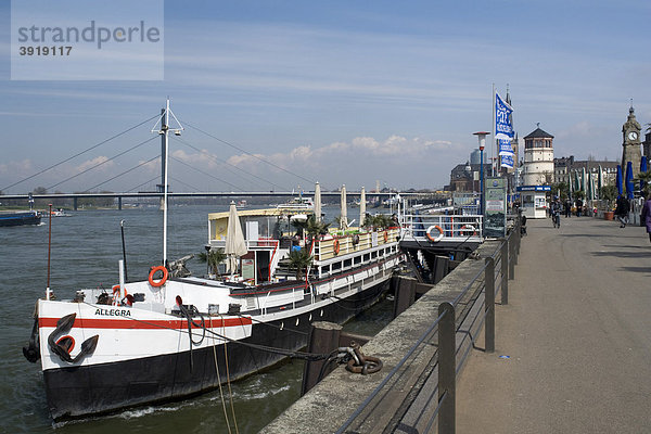 Restaurantschiff an der Rheinuferpromenade  Landeshauptstadt Düsseldorf  Nordrhein-Westfalen  Deutschland  Europa
