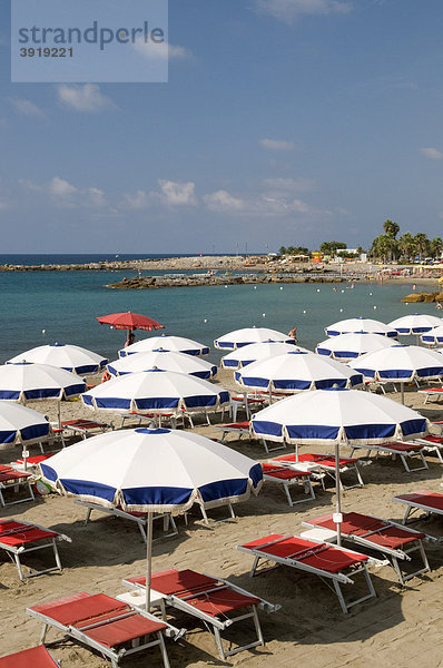 Liegestühle und Sonnenschirme am Strand von Porto Maurizio  Imperia  Riviera  Ligurien  Italien  Europa