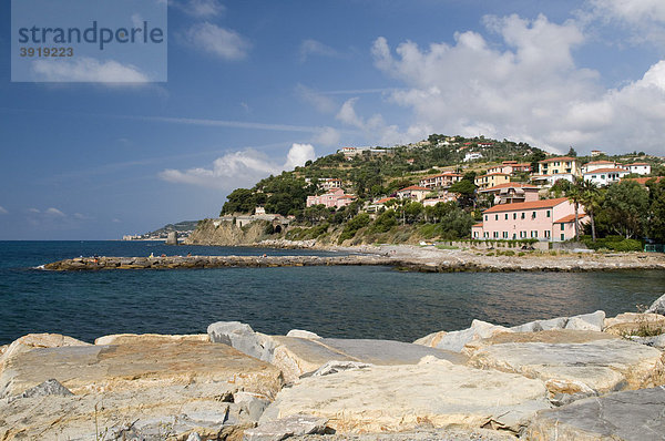 Küste von Porto Maurizio  Imperia  Riviera  Ligurien  Italien  Europa