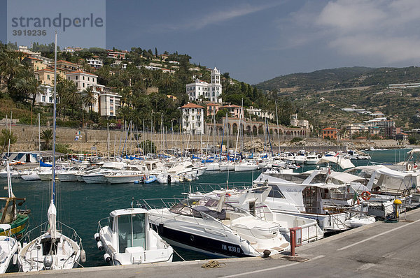Hafen und Ortsansicht  Bordighera  Riviera  Ligurien  Italien  Europa