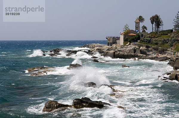 Brandung und Kapelle Rotonda Sant Ampelio am Kap  Bordighera  Riviera  Ligurien  Italien