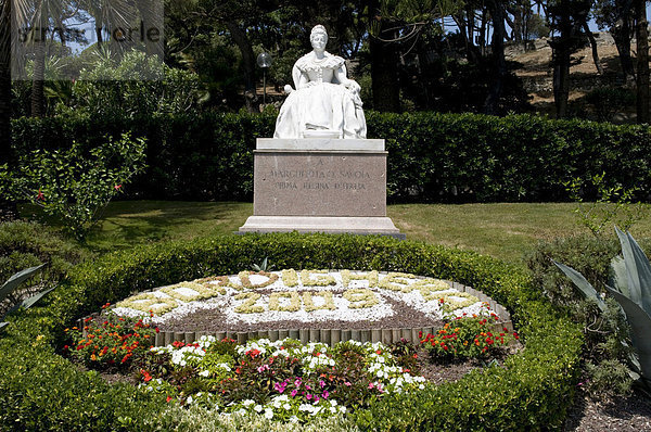 Statue Margherita di Savoia im Park von Bordighera  Riviera  Ligurien  Italien  Europa