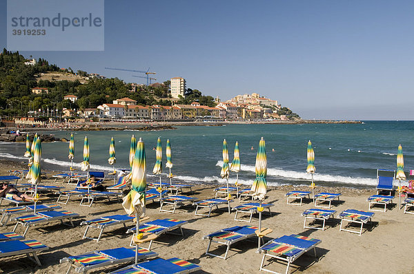 Liegestühle am Strand von Porto Maurizio  Imperia  Riviera  Ligurien  Italien  Europa