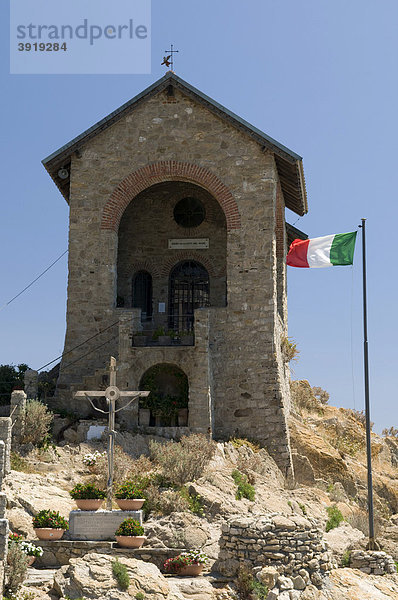 Kapelle Capo santa Croce  Italienische Flagge  Alassio  Italienische Riviera  Ligurien  Italien  Europa