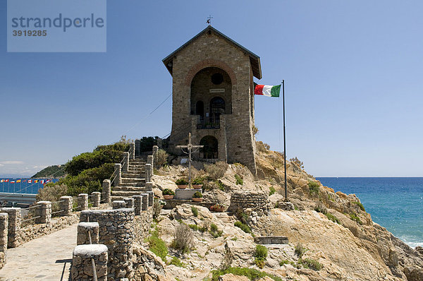 Kapelle Capo santa Croce  Italienische Flagge  Alassio  Italienische Riviera  Ligurien  Italien  Europa