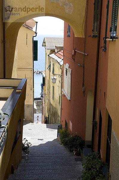 Gasse in der Altstadt  Cervo  Riviera  Ligurien  Italien  Europa