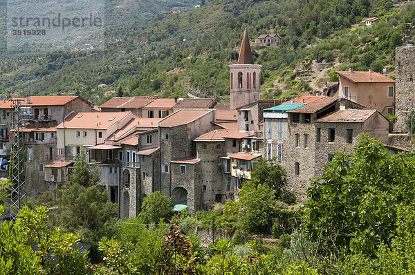 Ausblick auf das Bergdorf Isolabona  Nervia-Tal  Ligurien  Italien  Europa