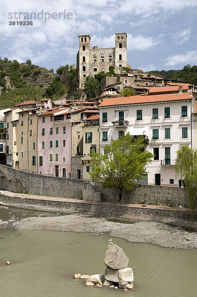 Castello Doria über der Altstadt  Bergdorf Dolceacqua  Nervia-Tal  Riviera  Ligurien  Italien  Europa