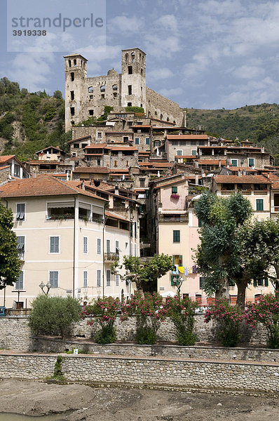 Castello Doria über der Altstadt  Bergdorf Dolceacqua im Nervia-Tal  Riviera  Ligurien  Italien  Europa