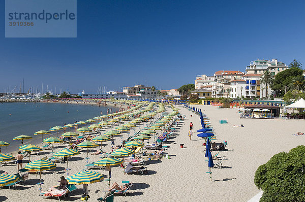 Sonnenschirme und Liegestühle am Strand  San Remo  Riviera  Ligurien  Italien  Europa