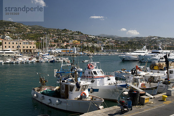 Boote im Hafen von San Remo  Riviera  Ligurien  Italien  Europa