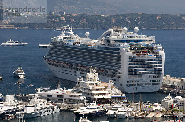 Ausblick auf den Hafen mit Kreuzfahrtschiff Ruby Princess  Monte Carlo  Cote d'Azur  Monaco  Europa