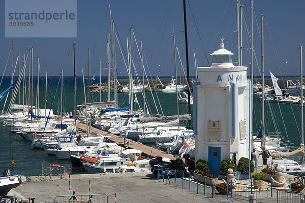 Leuchtturm im Hafen  San Remo  Riviera  Ligurien  Italien  Europa