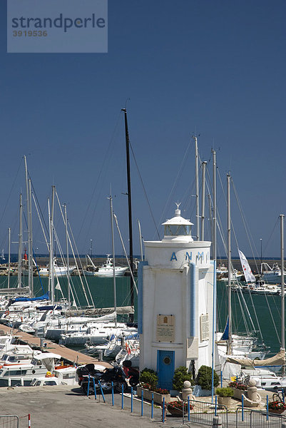 Leuchtturm im Hafen  San Remo  Riviera  Ligurien  Italien  Europa