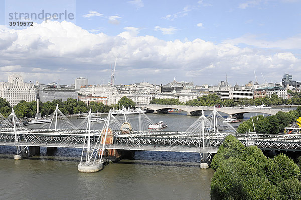 Aussicht  im Vordergrund Golden Jubilee Bridge über der Themse  London  England  Großbritannien  Europa