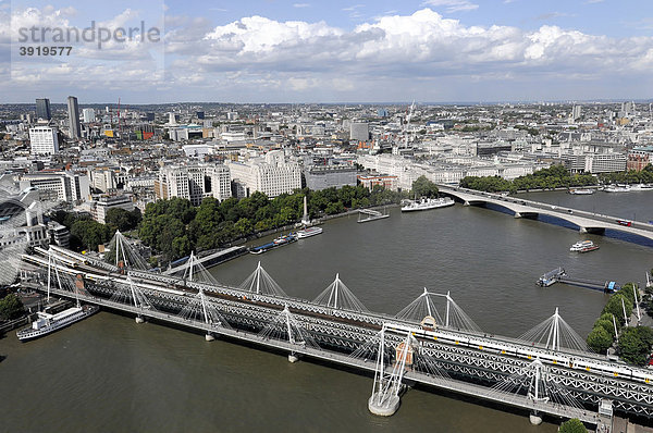 Stadtübersicht mit Themse und Brücken  London  England  Großbritannien  Europa