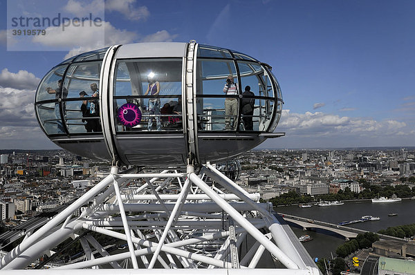 Kabine des Millennium Wheels über der Themse  London Eye  Riesenrad  London  England  Großbritannien  Europa