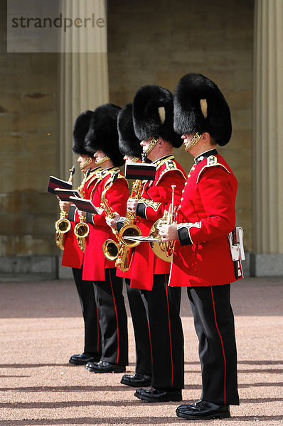 Royal Guard bei der Wachablösung  Buckingham Palace  London  England  Großbritannien  Europa