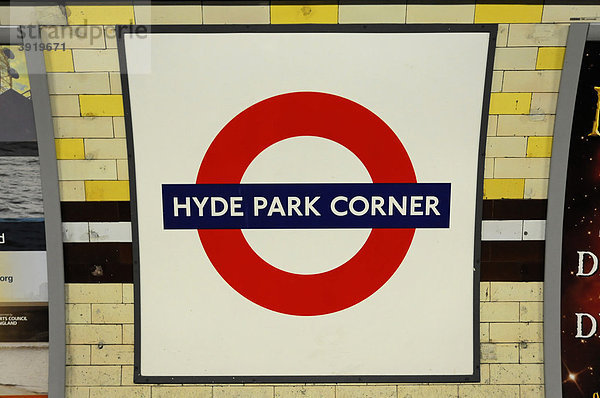 Underground Logo am Bahnhof Hyde Park Corner  U-Bahn Schild  London  England  Großbritannien  Europa