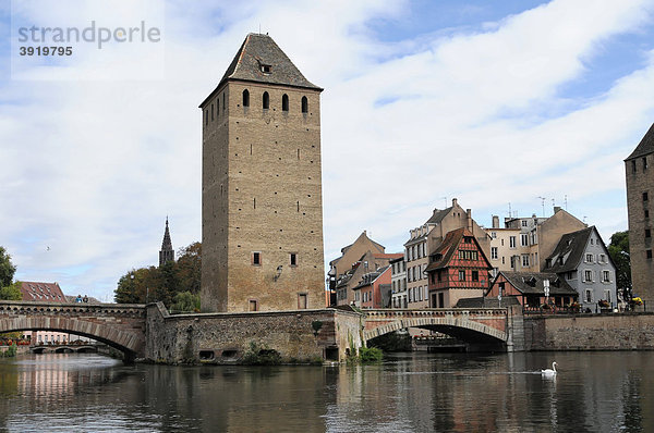 Turm der ehemaligen Stadtbefestigung  Bootsfahrt auf der L'ILL  Straßburg  Elsass  Frankreich  Europa