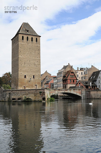 Turm der ehemaligen Stadtbefestigung  Bootsfahrt auf der L'ILL  Straßburg  Elsass  Frankreich  Europa