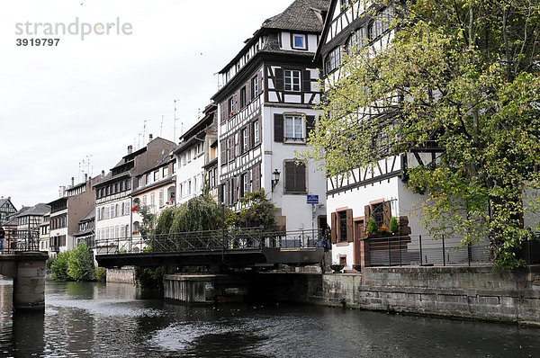 Brücke im Altstadtviertel  Bootsfahrt auf der L'ILL  Straßburg  Elsass  Frankreich  Europa
