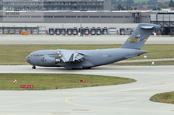 Beim Start  U.S. AIR FORCE 3293  Boeing C-17A Globemaster III  Flughafen Stuttgart  Baden-Württemberg  Deutschland  Europa