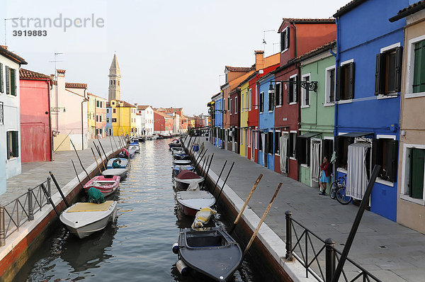 Kanal mit farbiger Häuserfront  Burano  Venedig  Venetien  Italien  Europa