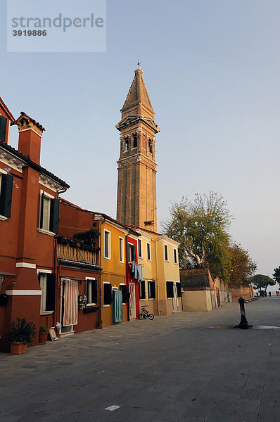 Kirchturm mit starker Neigung  Burano  Venedig  Venetien  Italien  Europa