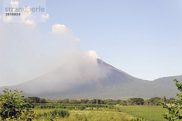 Vulkan Momotombo  Leon  Nicaragua  Zentralamerika