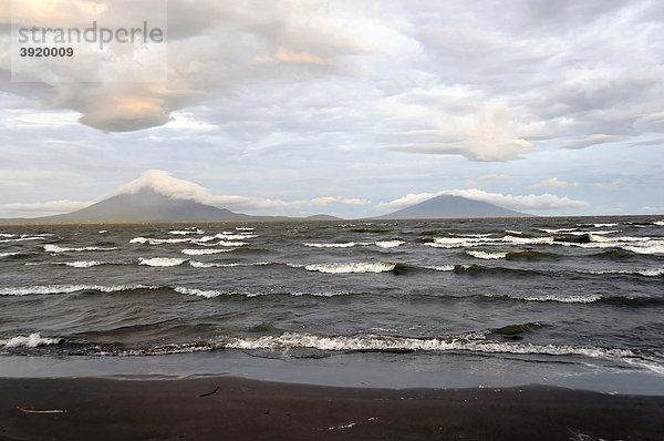Nicaragua See  hinten die Insel Ometepe  Nicaragua  Zentralamerika