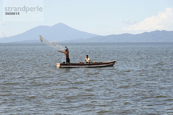 Fischer im Boot bei San Jorge  Nicaragua See  hinten die Insel Ometepe  Nicaragua  Zentralamerika