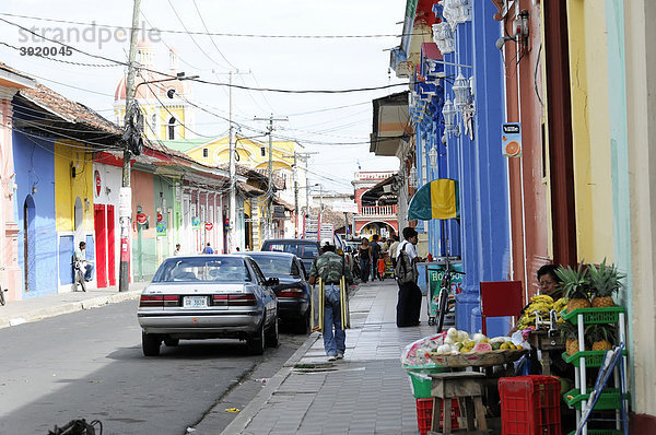 Farbige Häuser  Straße in Granada  Nicaragua  Zentralamerika