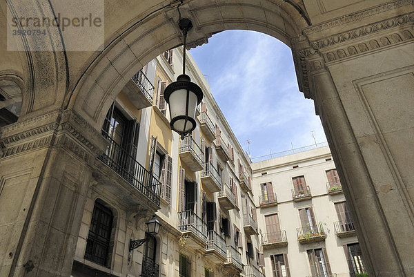 Fassade mit Balkonen  Wandelgang  Arkaden  Gotisches Viertel  Barri GÚtic  Barcelona  Katalonien  Spanien  Europa