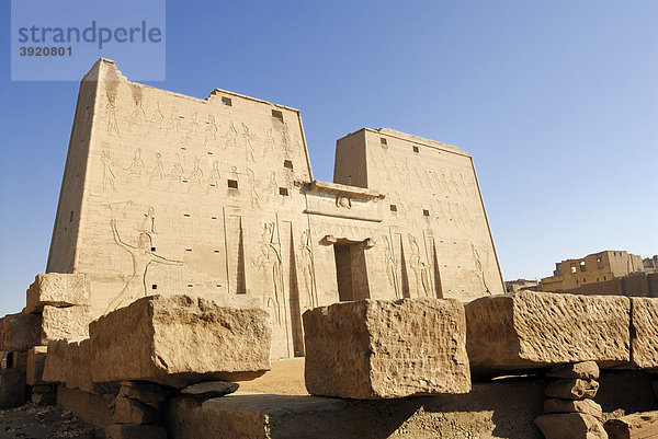 Eingangsbereich Horus Tempel  Haupttor  Edfu  Ägypten  Afrika