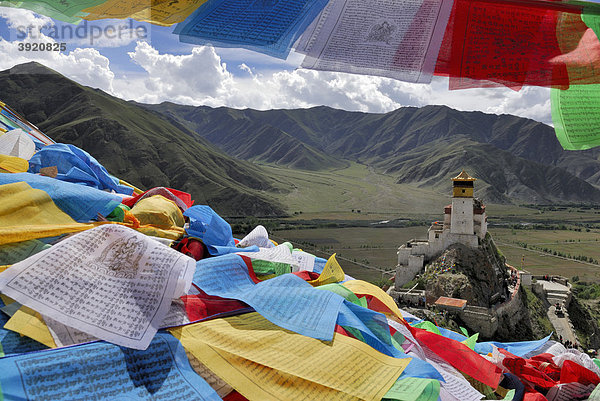Gebetsfahnen  Blick auf Yumbulagang Festung und Yarlungtal  Tibet  China  Asien