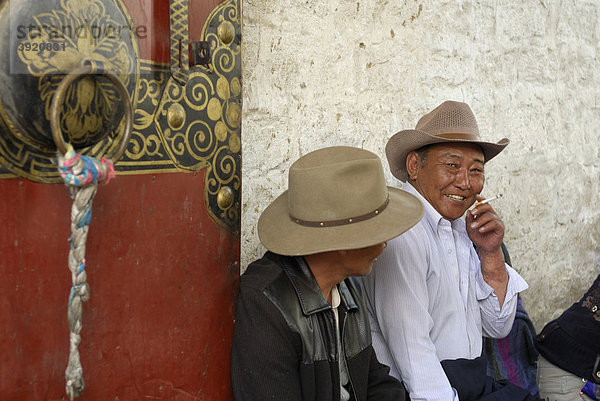 Tibeter in der Altstadt von Lhasa  Tibet  China  Asien