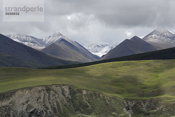 Schneebedeckte  karge Berge zwischen Dangxion und dem Namtso See  Himmelssee  Tibet  China  Asien
