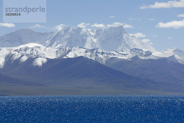 Schneebedeckte Gipfel des Nyenchen Thanglha  Namtso See  Himmelssee  Tibet  China  Asien