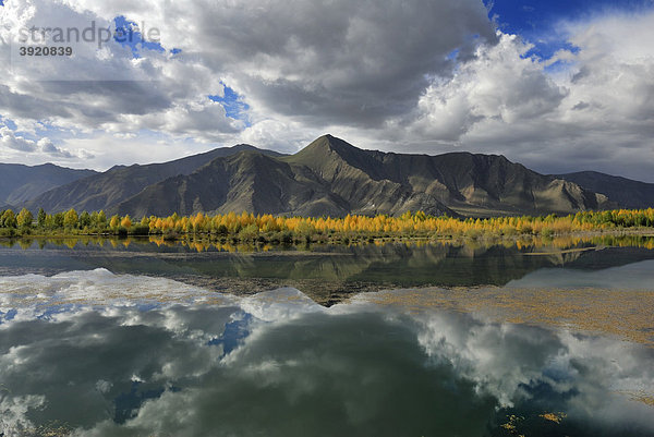 Bergkette am Kyi Chu Fluss nahe Lhasa  Tibet  China  Asien