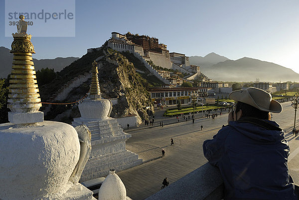 Potala Palast in der Morgensonne  Winterpalast des Dalai Lama  Lhasa  Tibet  China  Asien
