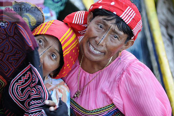 Kuna-Indianer Frauen  Wichubual·  San Blas Archipel  Karibik  Karibische See  Panama  Mittelamerika