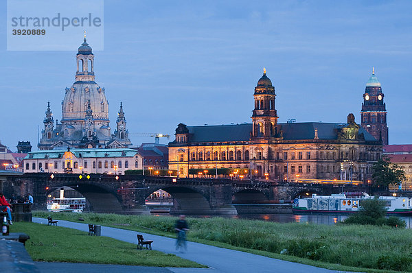 Barockes Dresden bei Dämmerung  Elbe  Ständehaus  Frauenkirche  Augustusbrücke  Dresden  Sachsen  Deutschland  Europa