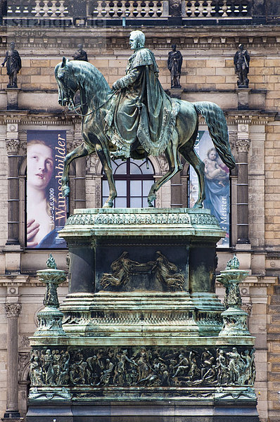 Denkmal von König Johann auf dem Theaterplatz vor dem Semperbau  Dresden  Sachsen  Deutschland  Europa